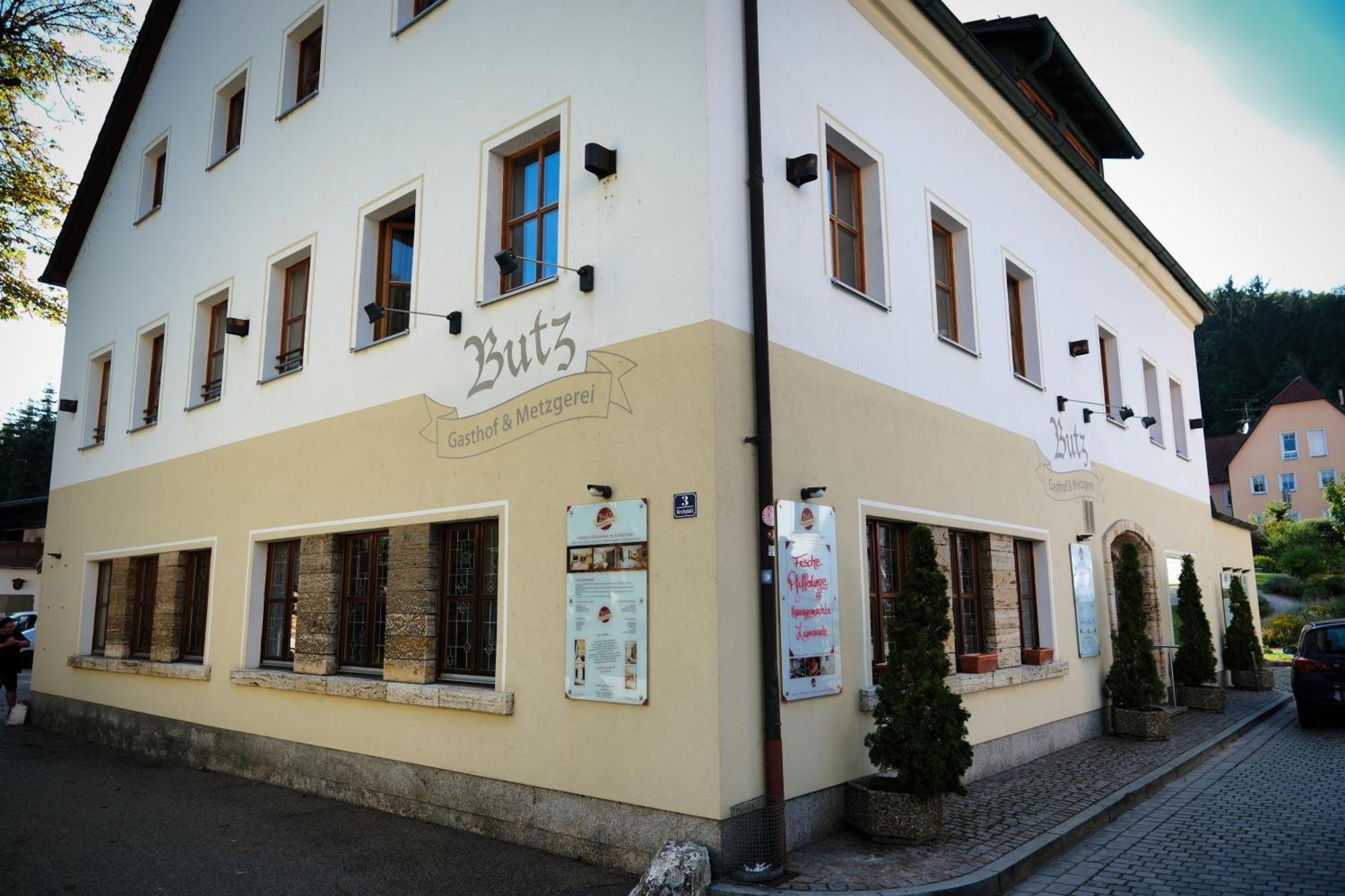 Hotel "Beim Butz" Worth an der Donau Esterno foto