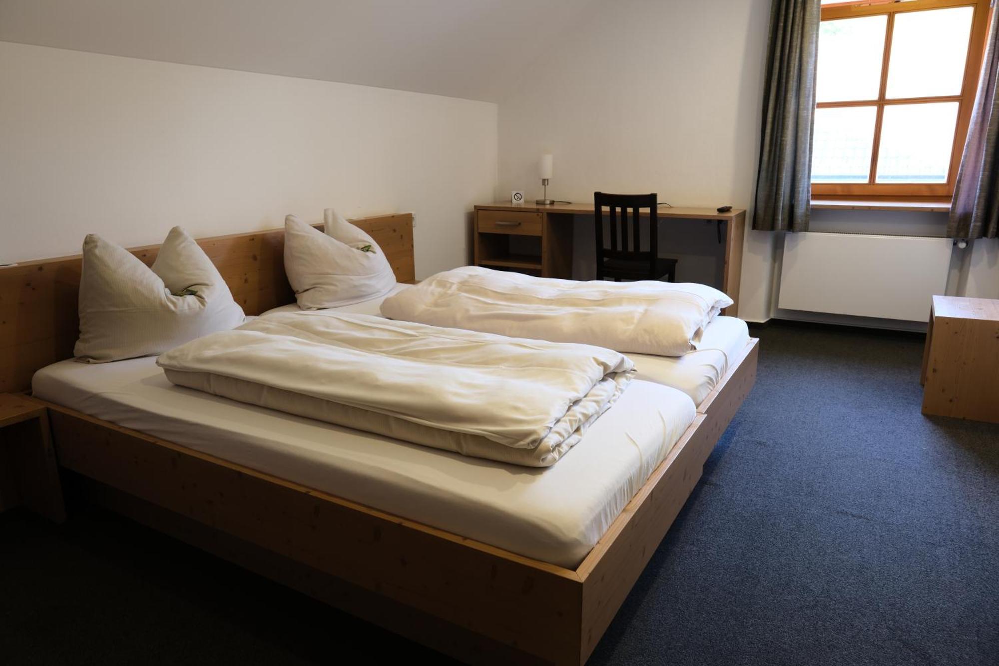 Hotel "Beim Butz" Worth an der Donau Esterno foto