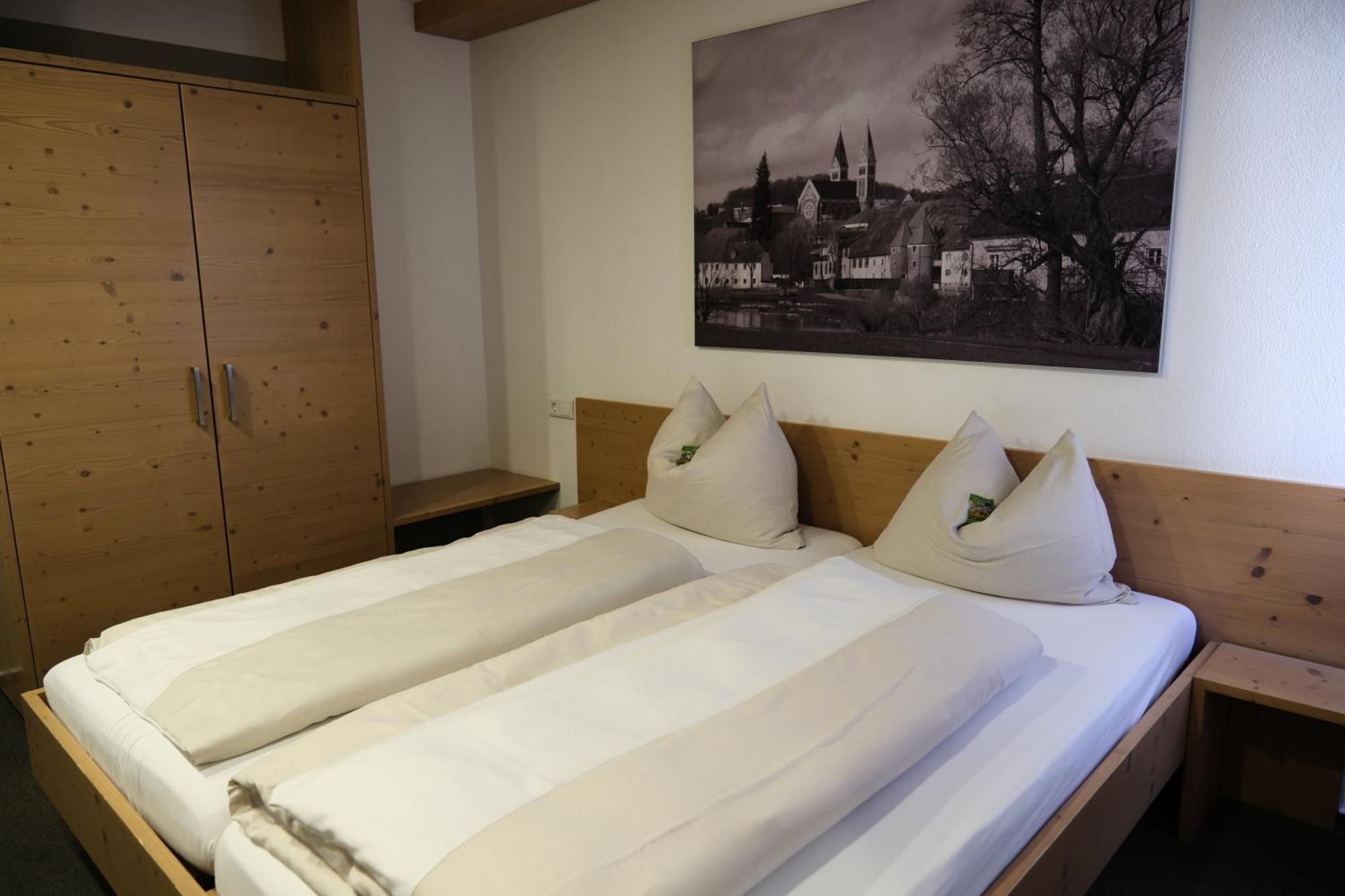 Hotel "Beim Butz" Worth an der Donau Esterno foto