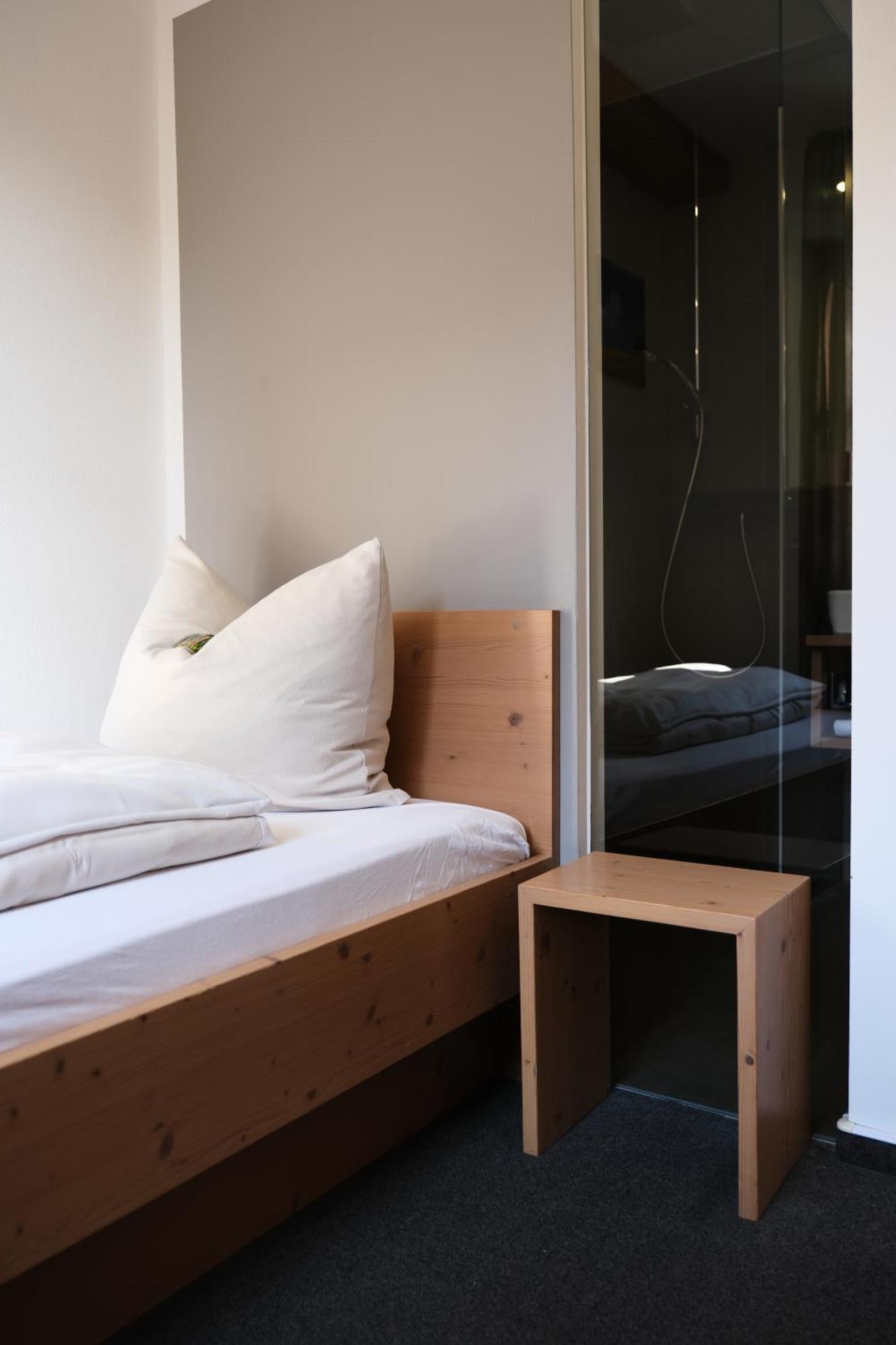 Hotel "Beim Butz" Worth an der Donau Esterno foto