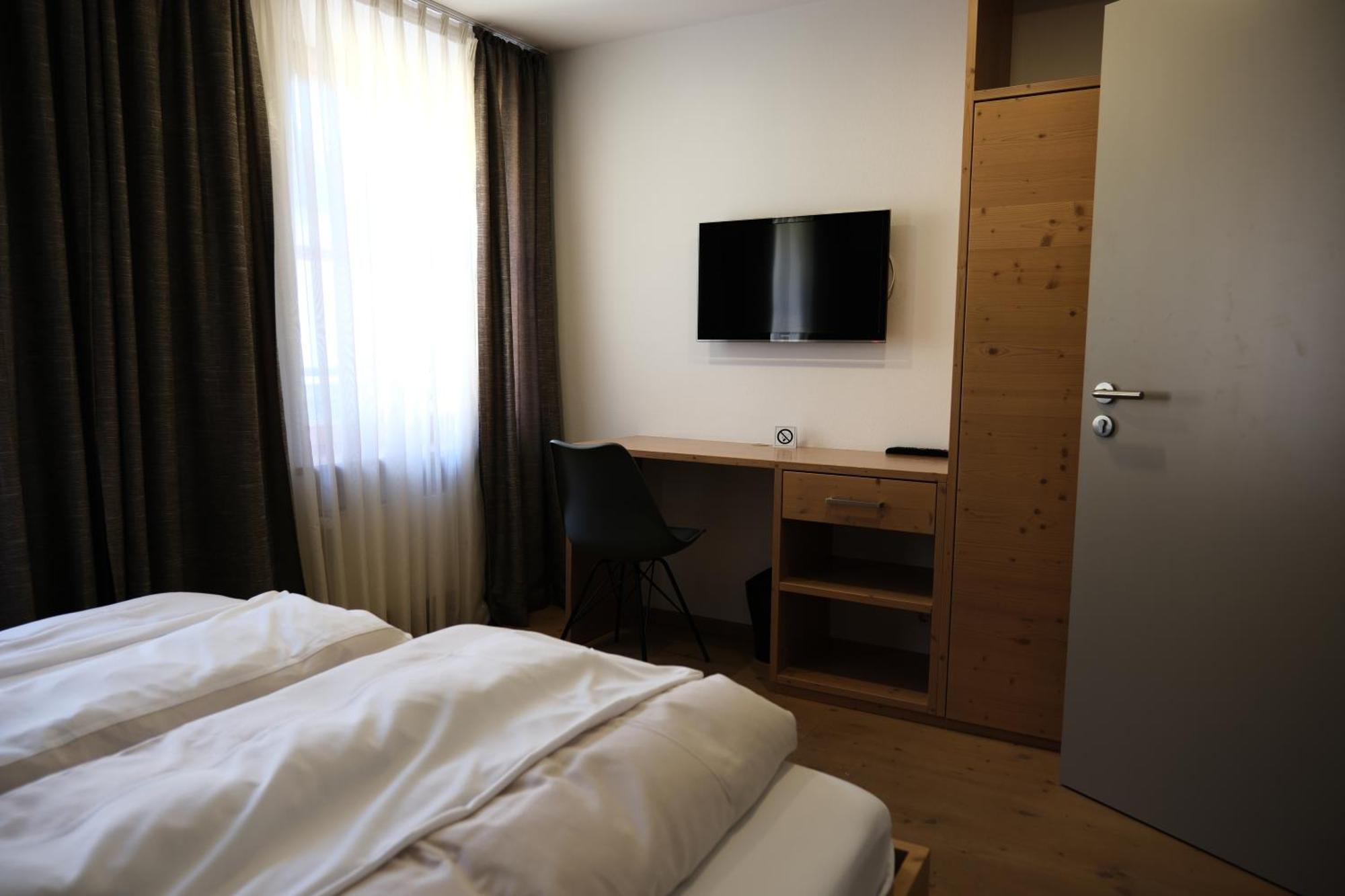 Hotel "Beim Butz" Worth an der Donau Esterno foto