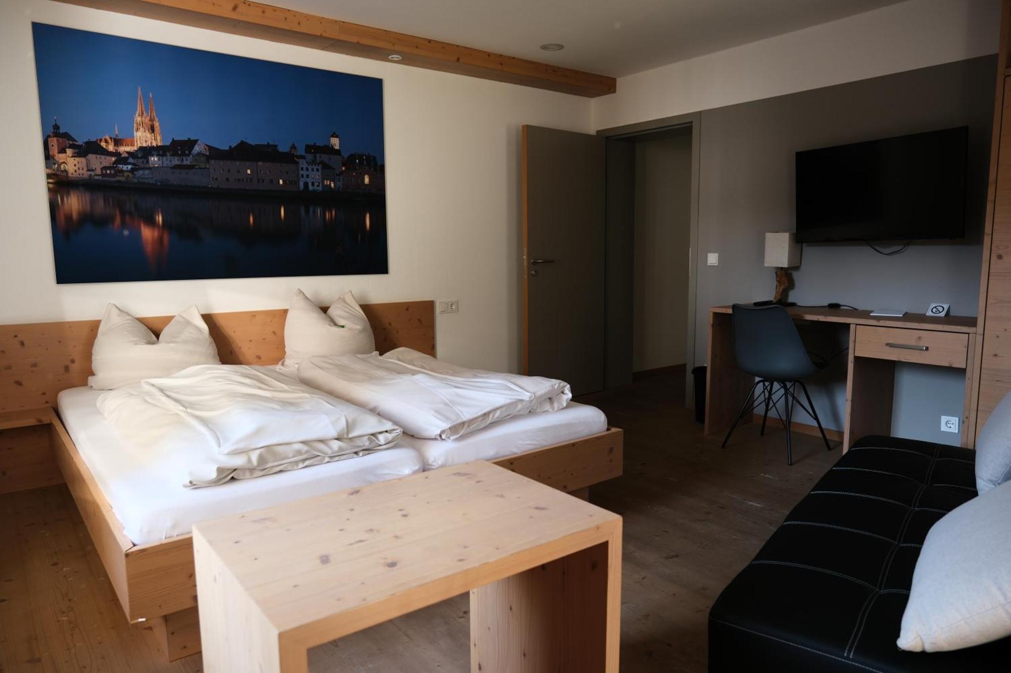 Hotel "Beim Butz" Worth an der Donau Esterno foto
